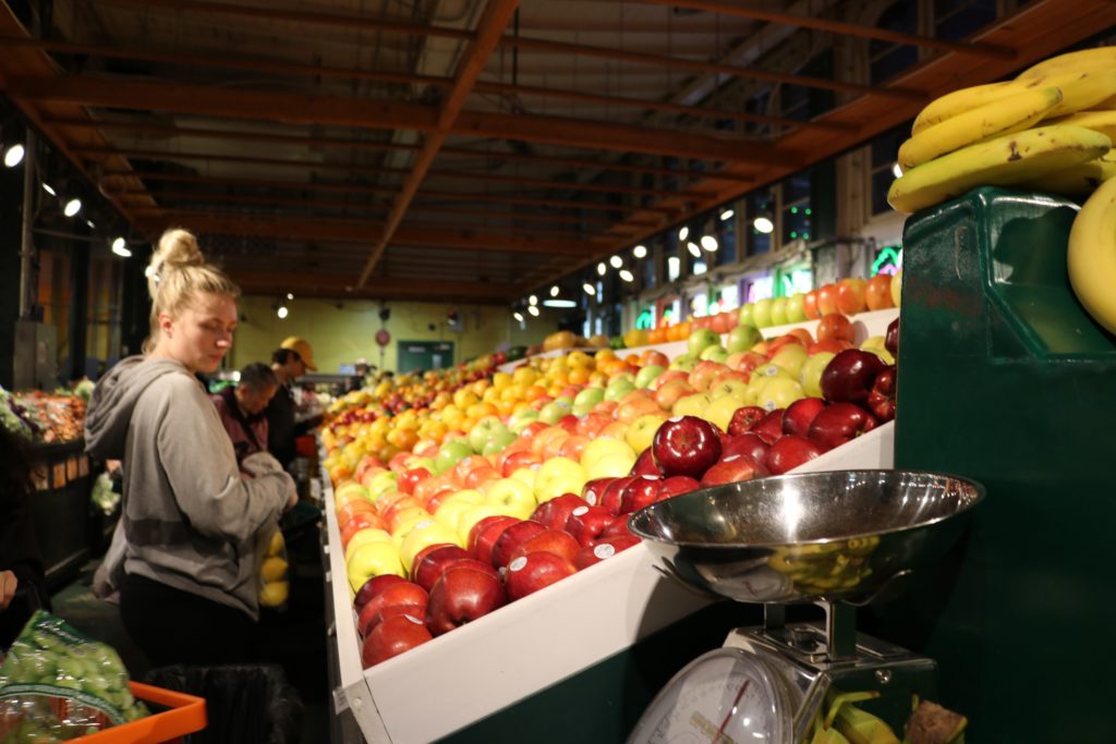 woman grocery shopping for apples